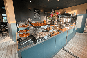 Restaurant van Amrâth Berghotel Amersfoort met een buffet en een lange counter voor gasten.