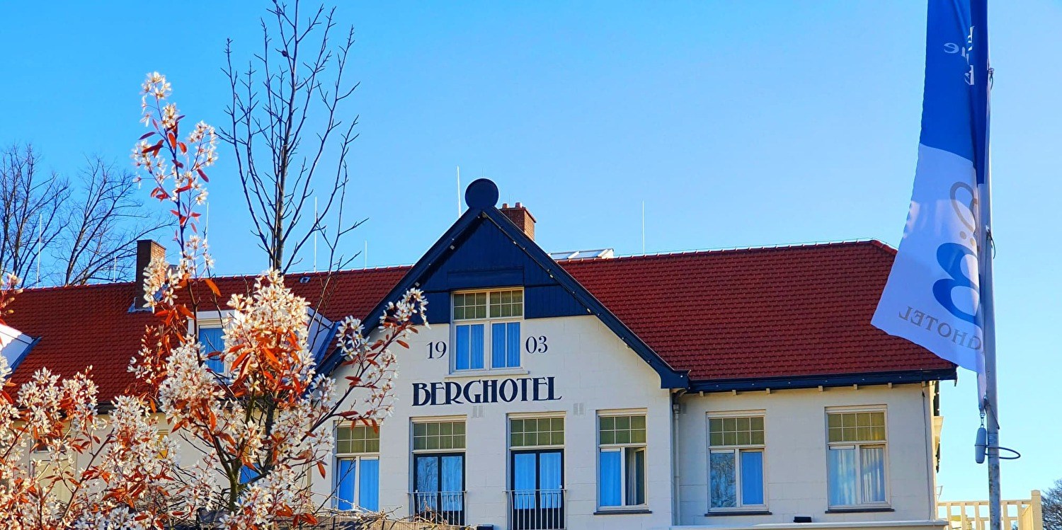 Front view of Amrâth Berghotel Amersfoort with terrace. 4-star hotel in Amersfoort since 1903.