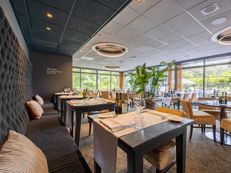 Stijlvol restaurant in Amrâth Berghotel met uitzicht op het terras.