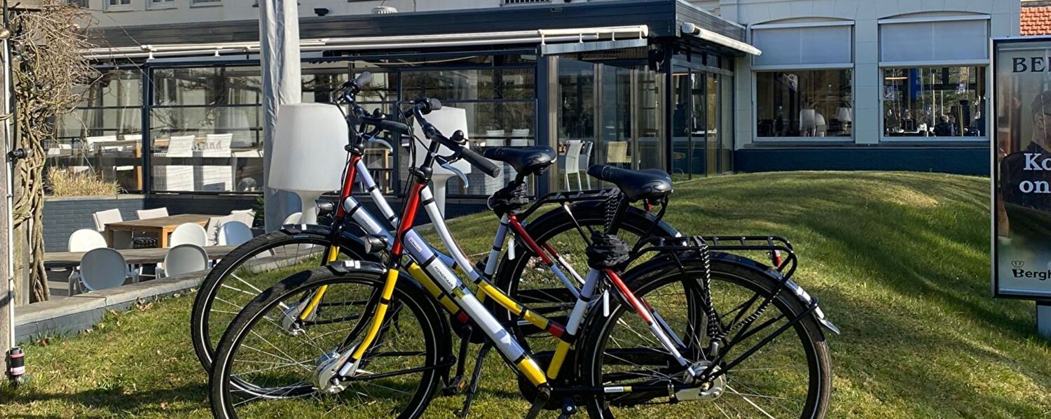Three bicycles printed with Mondrian are in front of Amrâth Berghotel Amersfoort.