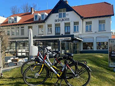 Drie fietsen bedrukt met Mondriaan staan voor Amrâth Berghotel Amersfoort.